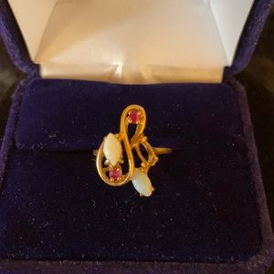 Yellow gold ring with two opals and two rubies
